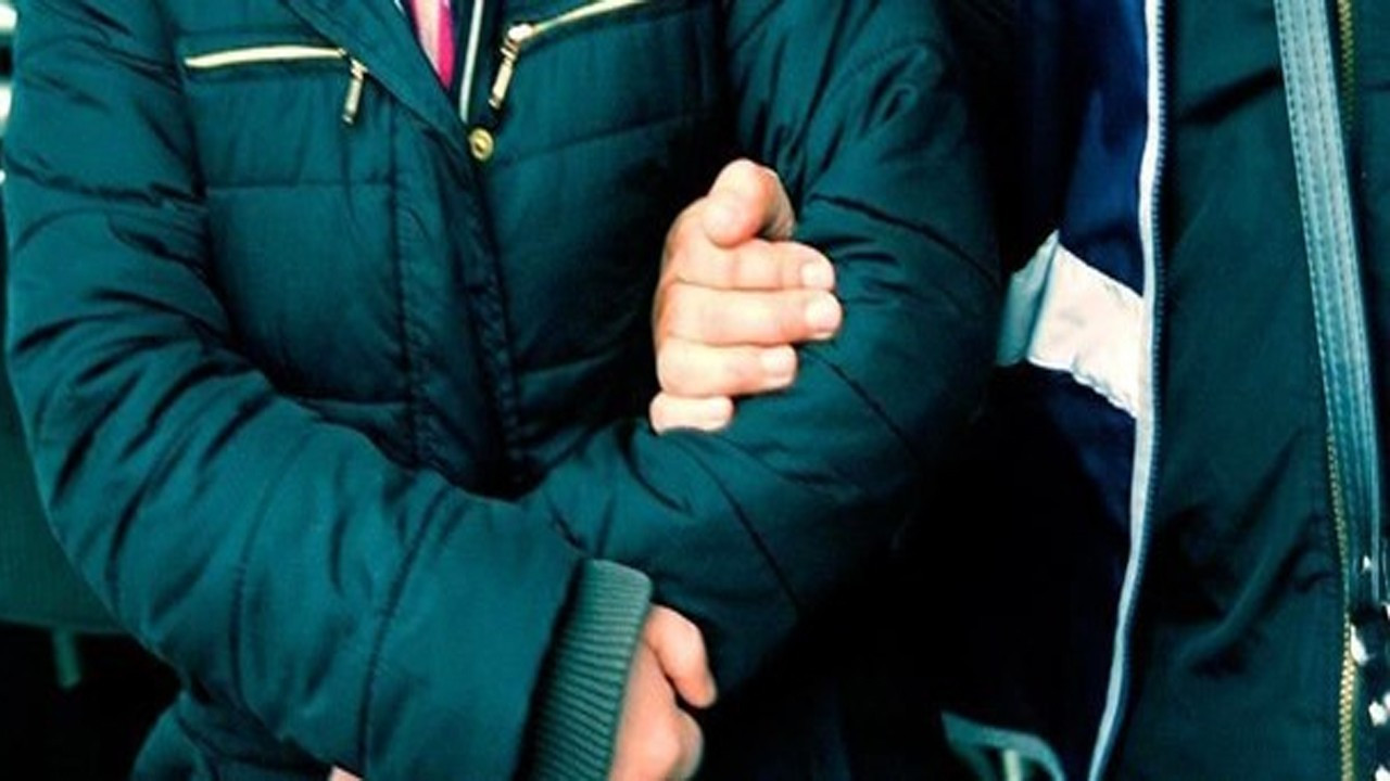 Otomobilin yakıt deposunda 6,5 kilo esrar ele geçirildi: 2 gözaltı