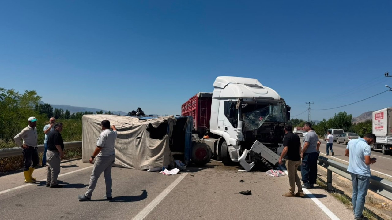 TIR ile çarpışan traktörün genç sürücüsü yaralandı