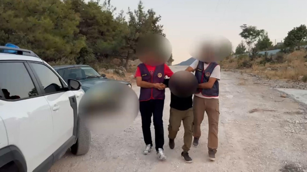 Otoyolda alev alan otomobil yandı