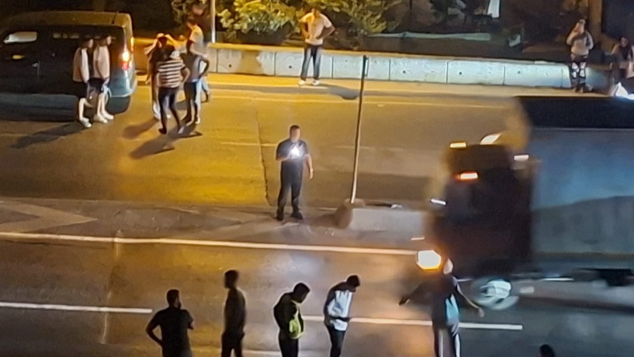 Yolun karşısına geçmeye çalışırken 2 aracın çarptığı kadın hayatını kaybetti