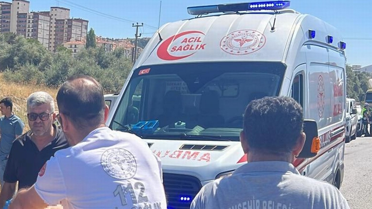 Nevşehir'de çekici ile traktör çarpıştı: 4'ü çocuk 6 yaralı