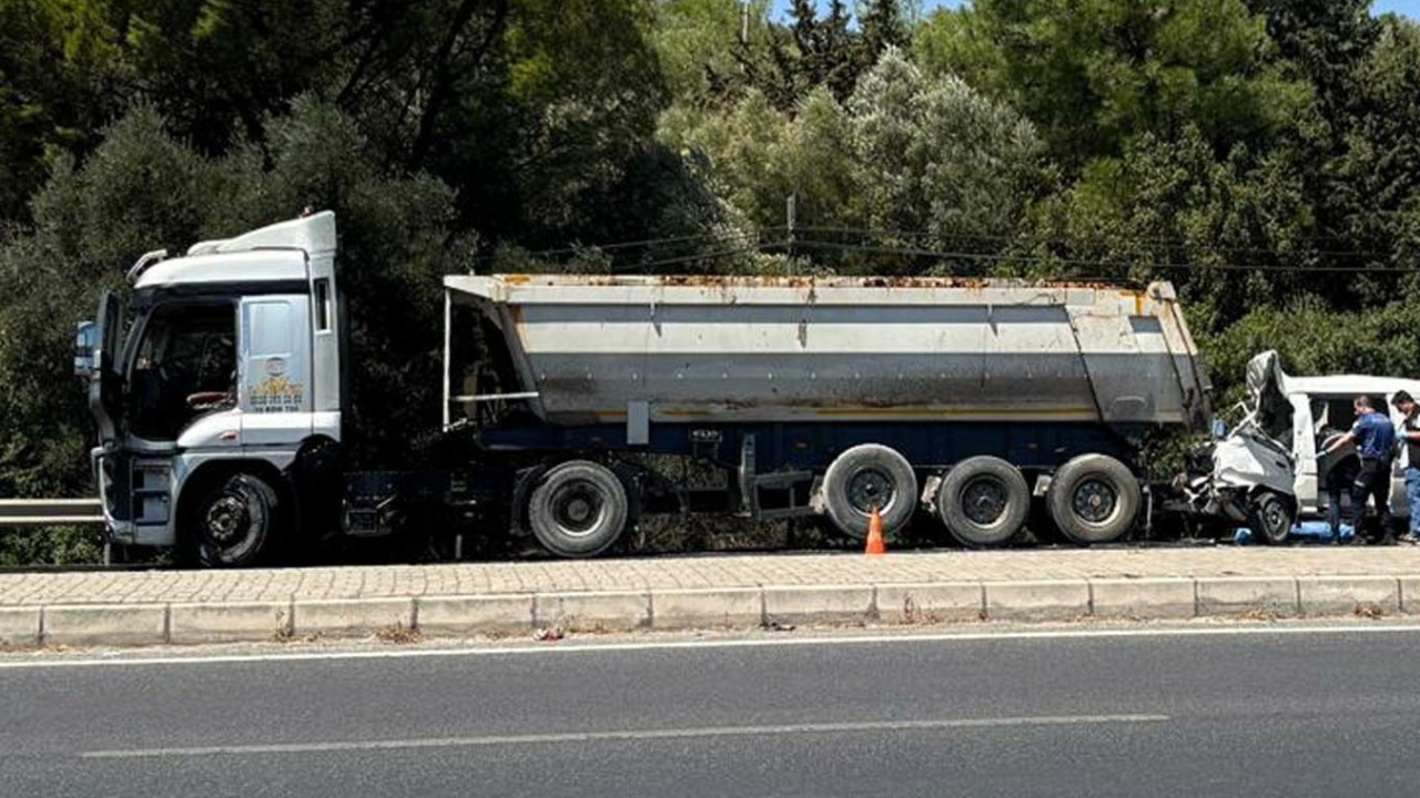 TIR'a arkadan çarpan minibüsün sürücüsü öldü