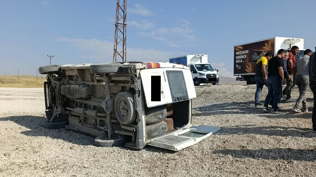 Van'da hafif ticari araç takla attı: 1’i ağır 6 yaralı