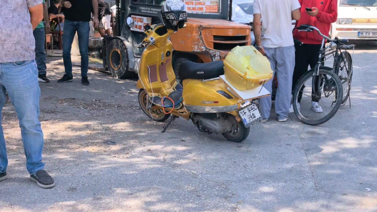 İki otomobille çarpışan motosikletin sürücüsü yaralandı