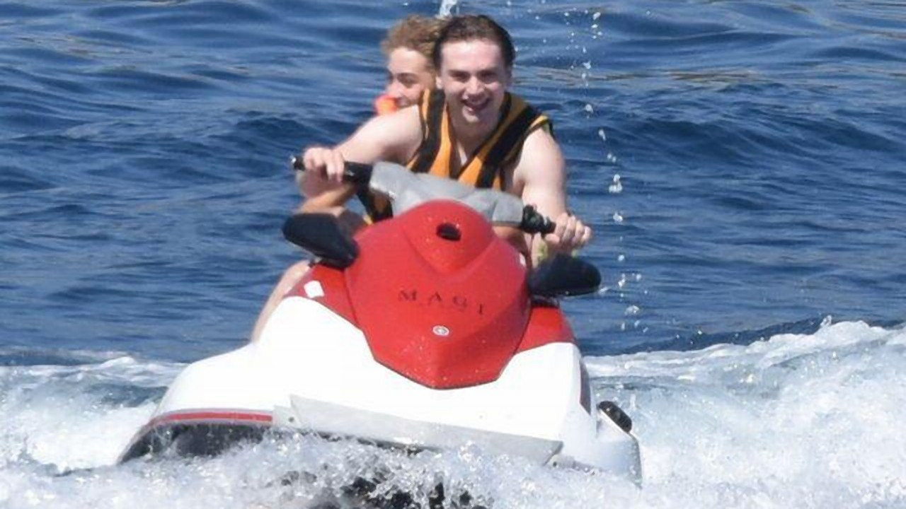 Ata Yaşat, jet-ski üzerinde hünerlerini sergiledi