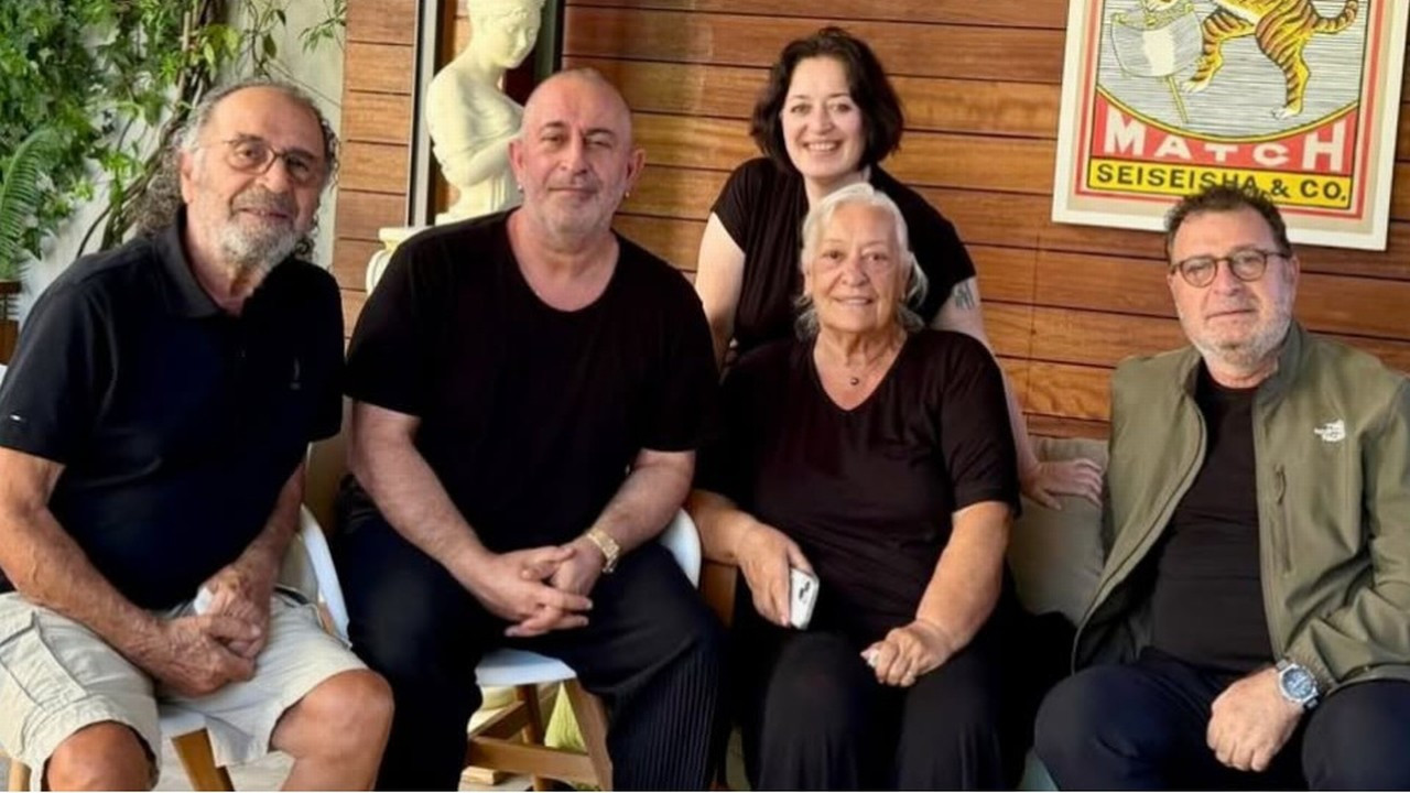 Taburcu olan Cem Yılmaz ailesiyle buluştu