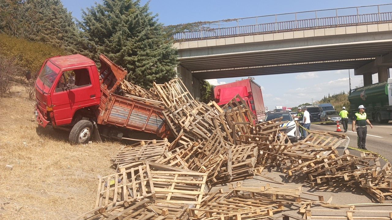 Kamyon arızalandığı için emniyet şeridine çekilen kamyonete çarptı