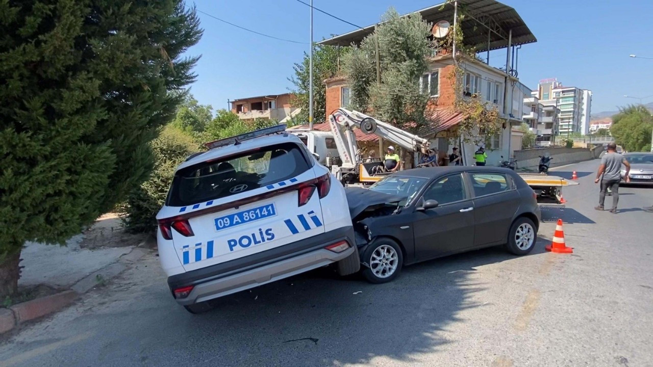 Aydın'da polis aracıyla otomobil çarpıştı! 2 yaralı