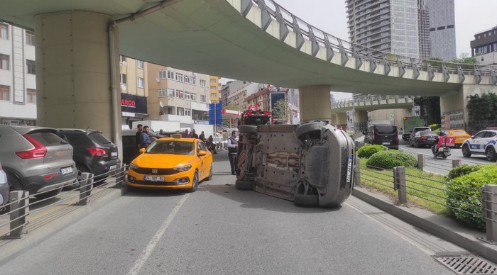 Şişli’de önündeki araca çarpan minibüs yan yattı