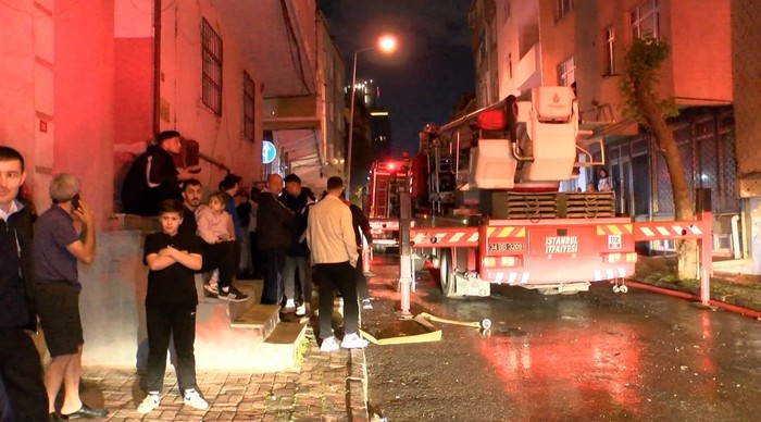 İstanbul'da 7 katlı binanın çatısı alev alev yandı