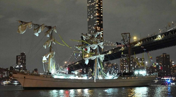 Meksika donanma gemisi Brooklyn Köprüsü'ne çarptı: 2 ölü, 19 yaralı