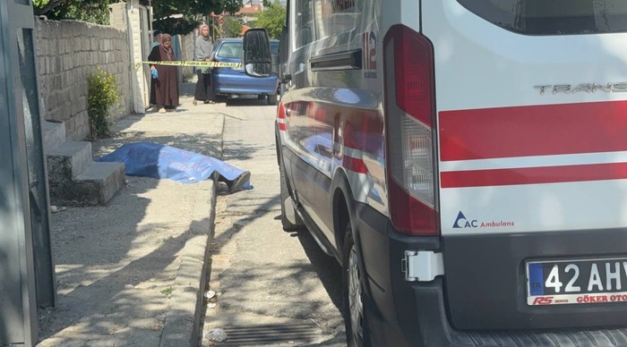 Yaşlı adamın cesedi kaldırımda bulundu