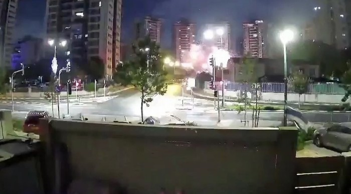 İran’ın İsrail’e fırlattığı balistik füzeler bazı kentlere isabet etti