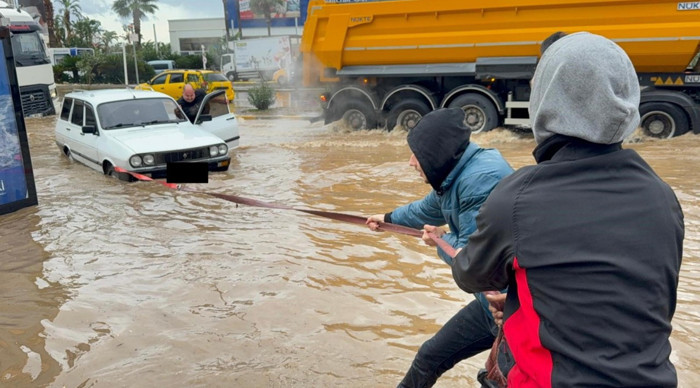 Bodrum'da sağanak esareti! Cadde sokaklar göle döndü, araçlar yolda kaldı