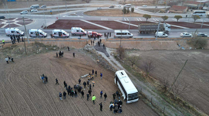 Öğrenci servis midibüsü ile kamyonet çarpıştı: 17 yaralı