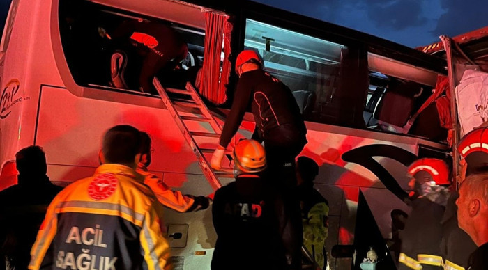Yolcu otobüsü, otoyolda TIR'a çarptı
