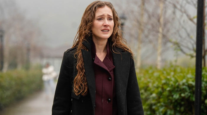 Oya Unustası: "Berrak sevmeyi bilmeyen, yaralı bir kadın"