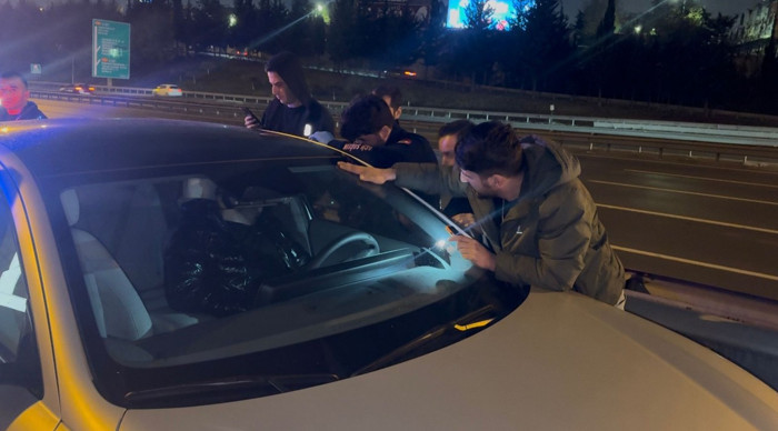 Bağcılar TEM Otoyolu’nda otomobilde uyuyan sürücüyü itfaiye uyandırdı