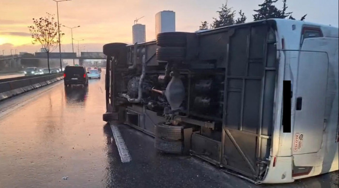 Maltepe D-100'de servis minibüsü devrildi