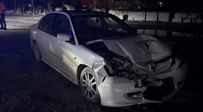 Park halindeki hafif ticari araca çarpan otomobilin sürücüsü kaçtı