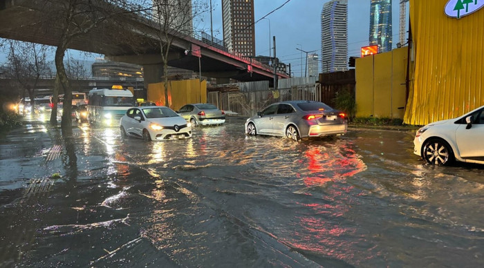 İzmir’de sağanak hayatı olumsuz etkiledi