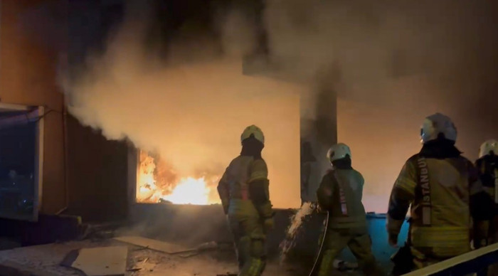 Kağıthane'de 4 katlı metruk binada yangın