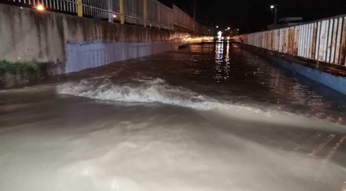 İzmir’de sağanak sırasında kamyonetle alt geçitte mahsur kalan sürücü öldü