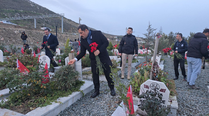 Hatay’da depremde hayatını kaybedenler, mezarları başında anıldı