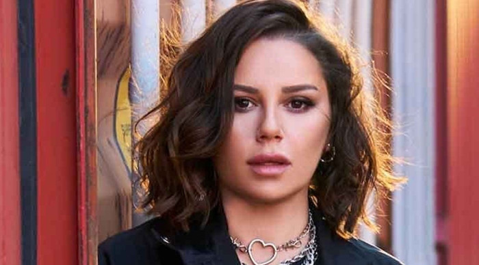 Şarkıcı Merve Özbey acı haberle sarsıldı
