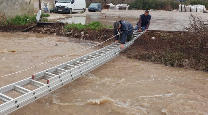 Sağanak sonrası mahsur kalan 2 kişi ekipler tarafından kurtarıldı