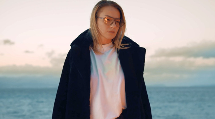 Sevilen şarkıcı 14 Şubat'ı 'Aşk'la karşıladı