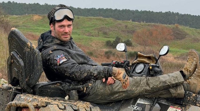 Kıvanç Tatlıtuğ'un ATV pozuna beğeni yağdı