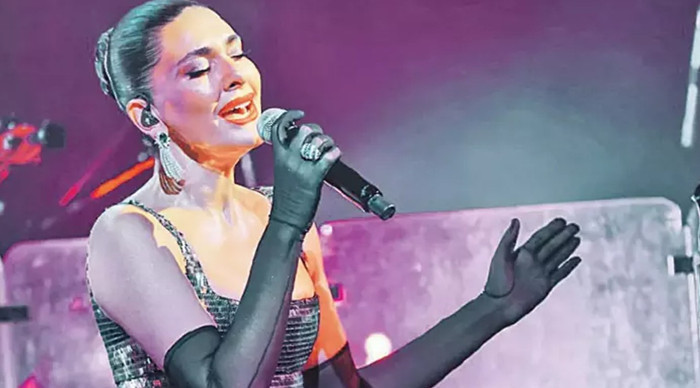 Konser veren Bergüzar Korel zor anlar yaşadı