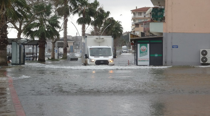 Kocaeli’nde lodos; deniz taştı, yollar göle döndü