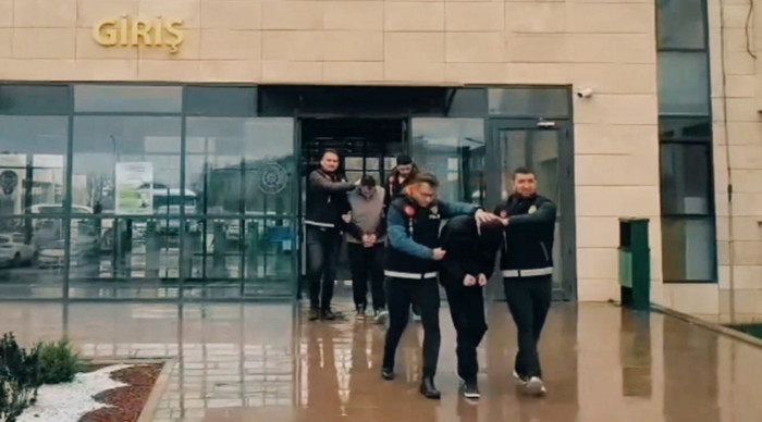 4 kişiyi toplam 4,8 milyon lira dolandıran 2 şüpheli tutuklandı