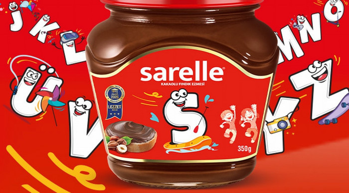 Sarelle’nin gülümseyen harfleri, yapay zeka destekli reklam filminde