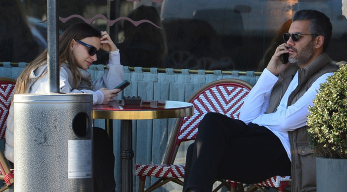 Ünlü çift telefonu bir an olsun ellerinden düşürmedi