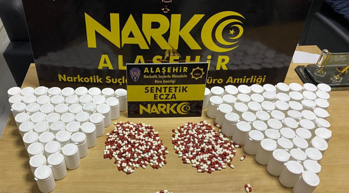 Otomobilde 5 bin 564 sentetik hap ele geçirildi: 2 tutuklama