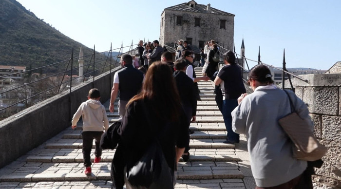 Bosna Hersek'te kültürleri birleştiren Mostar Köprüsü'ne turistlerden yoğun ilgi