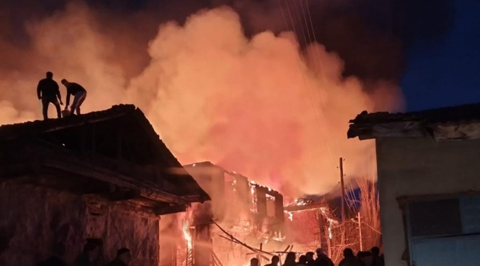 Çorum’da yangın; 2 ev ve 1 traktör kullanılamaz hale geldi