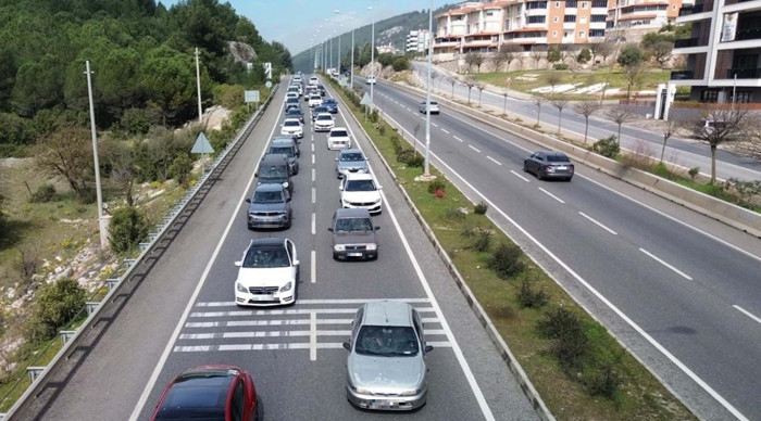 Bayram öncesi Muğla'ya tatilci akını; araç kuyrukları oluştu