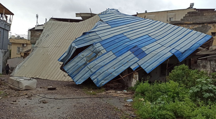 Hatay'da kuvvetli rüzgar; çatılar uçtu, stantlar yıkıldı