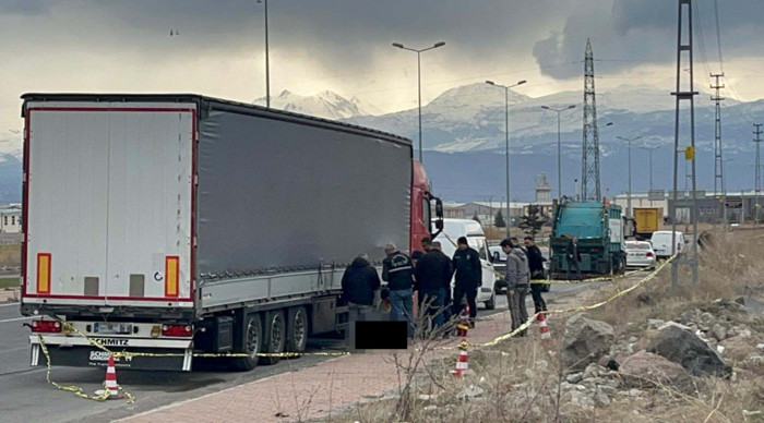 TIR şoförü, kullandığı aracın yanında ölü bulundu