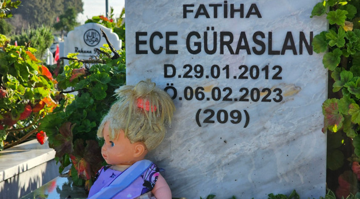 Hatay'daki deprem şehitliğinde hüzünlü bayram ziyareti