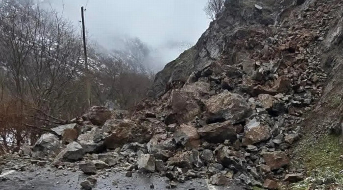 Şırnak’ta kaya düşmesi nedeniyle köy yolu ulaşıma kapandı