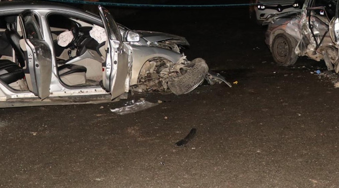 Otomobil, park halindeki araca çarptı: 1’i ağır, 5 yaralı