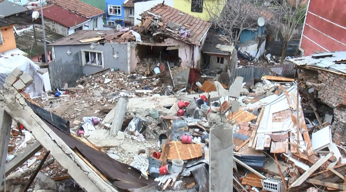 Fatih’te 2 binanın çökmesinin ardından hasar tespit çalışması başlatıldı