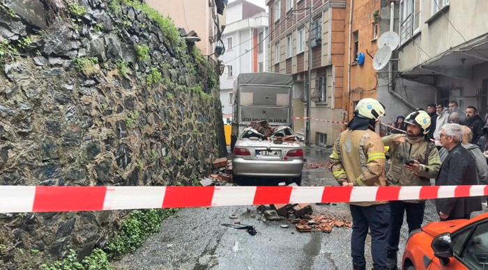 İstanbul'da yağış sonrası duvar, park halindeki aracın üstüne yıkıldı