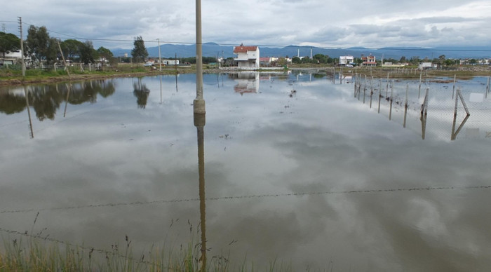 Burhaniye'de yazlıklar ve tarlalar su içinde kaldı