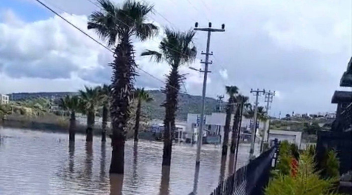 Milas'ta Site Sakinleri Sel Sularıyla Mahsur Kaldı